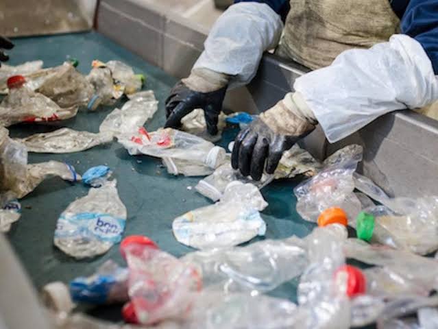 Tahapan pengolahan limbah plastik sebelum didaur ulang