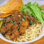 membuat mie ayam