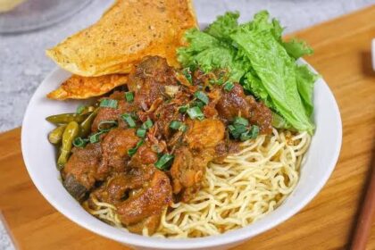 membuat mie ayam
