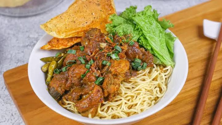 membuat mie ayam